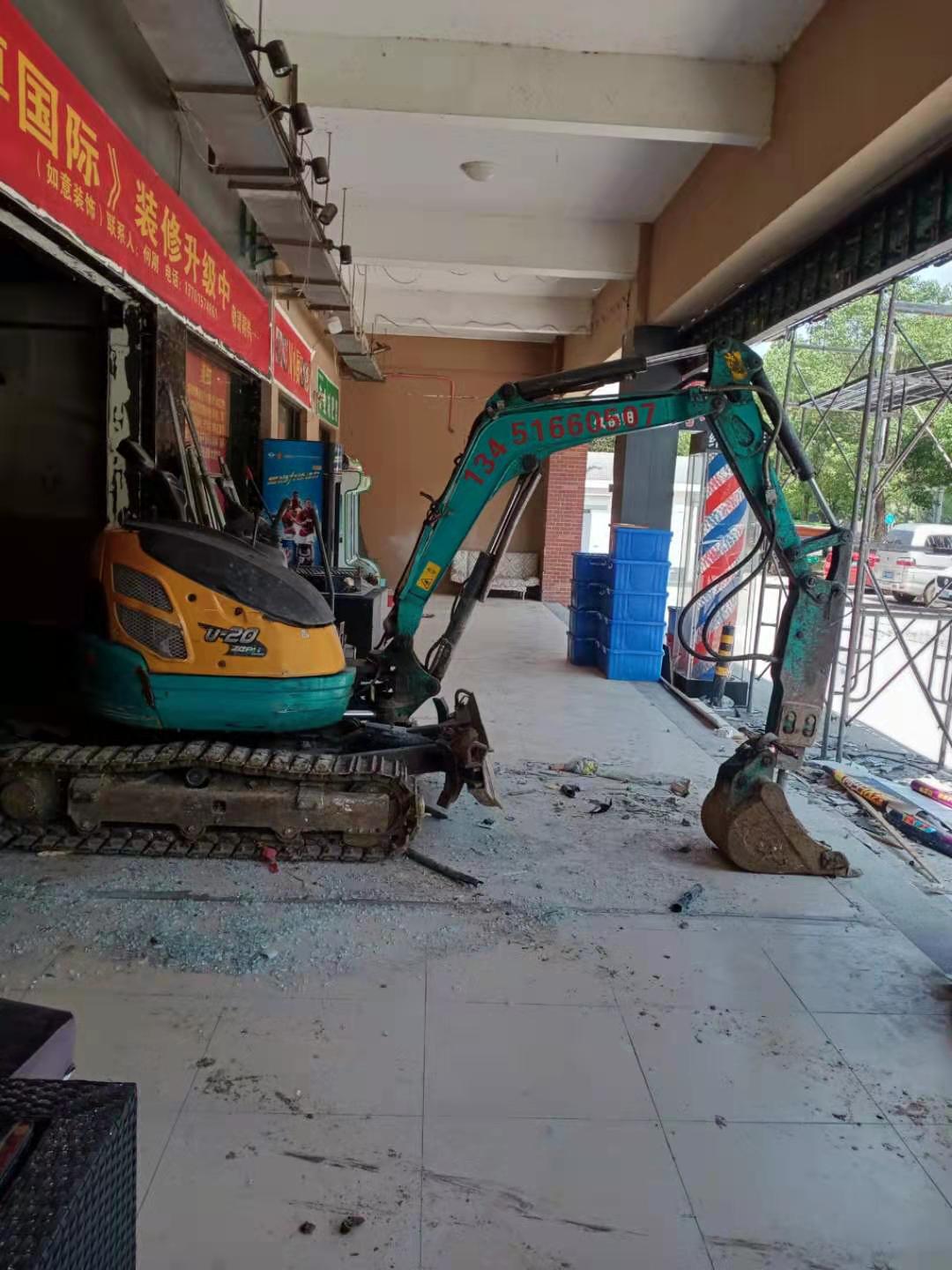橡膠履帶對于微型小挖機施工當(dāng)中的作用及特點！(圖1)